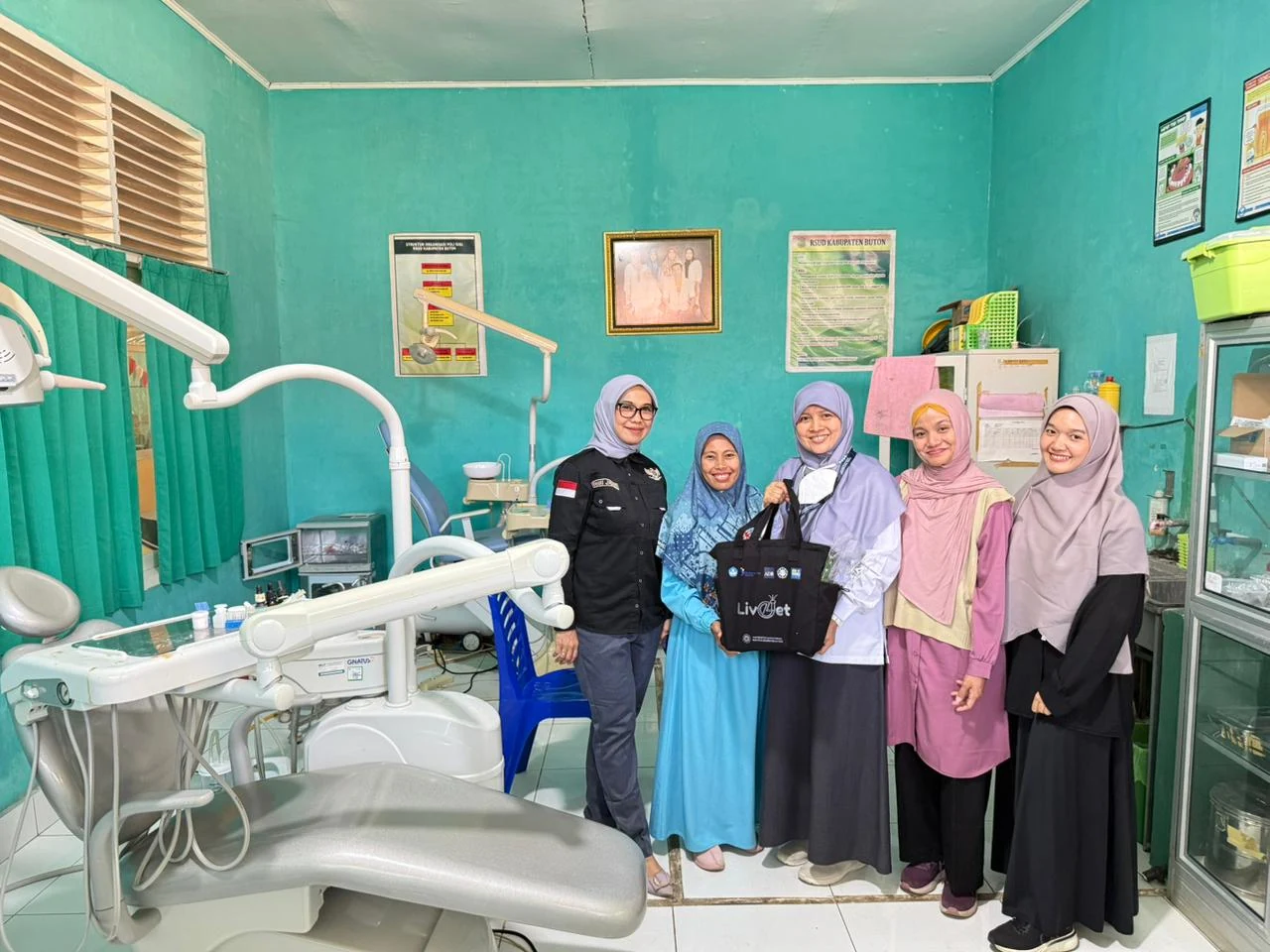 Tim bersama perangkat Live-Jet di fasilitas pelayanan gigi